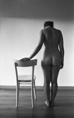 A girl with her chair / Nude  Fotografie von Fotograf Luca Coculo ★2 | STRKNG