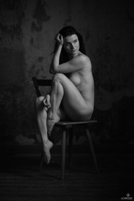 the chair / Schwarz-weiss  Fotografie von Fotograf lichtweisend ★3 | STRKNG