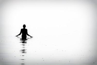 swim in white / Fine Art  Fotografie von Fotograf Aurimas ★2 | STRKNG