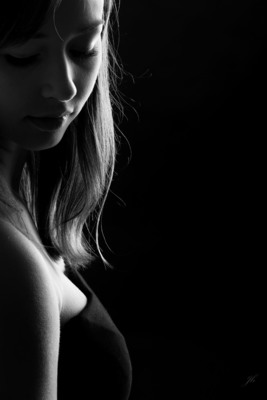 Low Light Portrait / Portrait  Fotografie von Fotograf Jörg Hövel | STRKNG