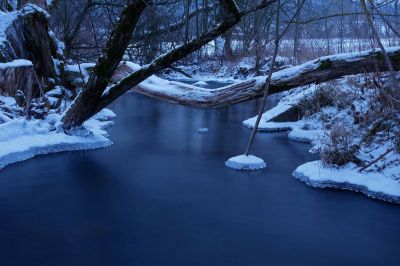 Winterabend am Bach II / Landscapes  photography by Photographer Cordula Kelle-Dingel ★3 | STRKNG