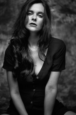 Steph / Portrait  photography by Photographer Jot M. ★3 | STRKNG