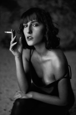 Isy is smoking II / Portrait  Fotografie von Fotograf Jot M. ★3 | STRKNG