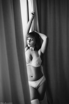 Schwarz-weiss  Fotografie von Model Anna Wiedemann ★23 | STRKNG