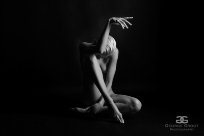 Sit / Nude  Fotografie von Fotograf George Groot ★2 | STRKNG