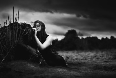 Der Sturm in mir / Schwarz-weiss  Fotografie von Fotografin Deborah Haarmeier ★3 | STRKNG