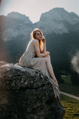 Zwischen den Bergen / Portrait  Fotografie von Model Deborah H. ★14 | STRKNG