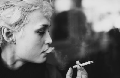 smoking reflections / Schwarz-weiss  Fotografie von Fotograf Florian Schröder | STRKNG