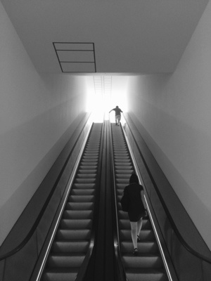 Rolltreppe / Schwarz-weiss  Fotografie von Fotografin Lisbeth Josef ★1 | STRKNG