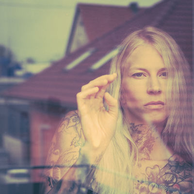 Through the glass / Portrait  photography by Photographer Christian Maier ★2 | STRKNG