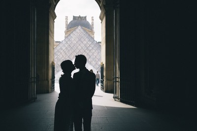 Couples at the Louvre / Wedding  photography by Photographer Through The Glass Paris | STRKNG