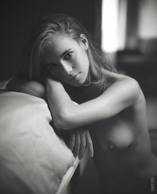 Margot / Portrait  photography by Photographer Pascal Chapuis ★71 | STRKNG