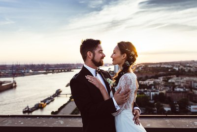 Brautpaar bei einer Hochzeit in Hamburg / Fine Art  photography by Photographer Anne Hufnagl - Hochzeitsfotograf Hamburg ★1 | STRKNG