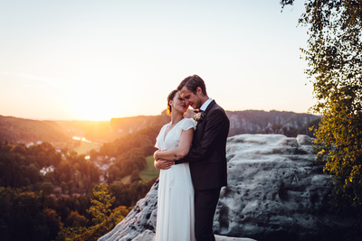 Hochzeitspaar-Foto im Elbsandsteingebirge / Fine Art  Fotografie von Fotografin Anne Hufnagl - Hochzeitsfotograf Hamburg ★1 | STRKNG