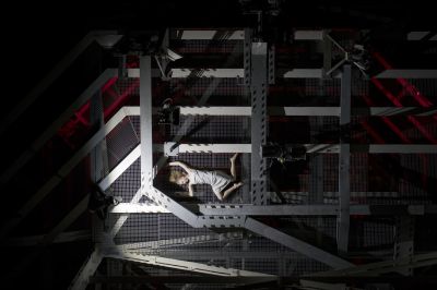 Girl in spaceship (actually: 300feet tower) / Stadtlandschaften  Fotografie von Fotograf Norbert Lienig | STRKNG