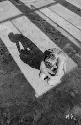 die Denkerin / Black and White  photography by Photographer Mik | STRKNG