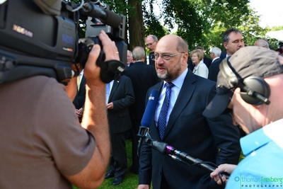 Martin Schulz im Interview mit dem NDR. / Fotojournalismus  Fotografie von Fotograf Thomas Freiberg - Fotografie Licht und Schatten ★1 | STRKNG