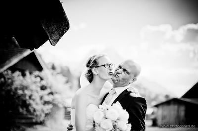 Portrait mit Grimasse / Wedding  photography by Photographer Photogenika | STRKNG