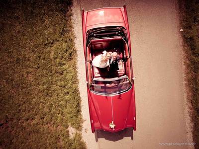 Brautauto aus Drohne / Hochzeit  Fotografie von Fotograf Photogenika | STRKNG