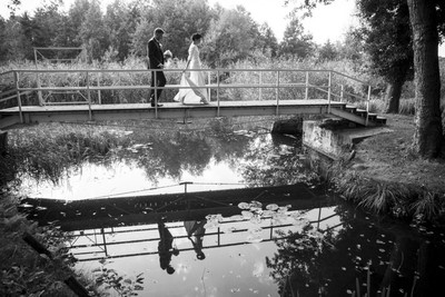 Hochzeitsfoto mit Spiegelung auf Brück (schwarz-weiß) / Wedding  photography by Photographer augenblicklichter - Hochzeitsfotografie (Berlin) | STRKNG