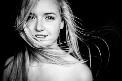 Madita in the wind / Portrait  photography by Photographer Andreas Hannig | STRKNG