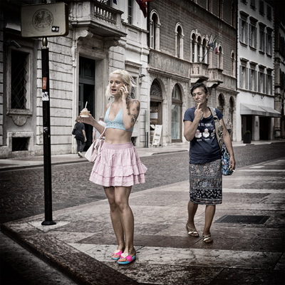 Die Frau mit dem Eis / Street  Fotografie von Fotograf HelgeNug | STRKNG