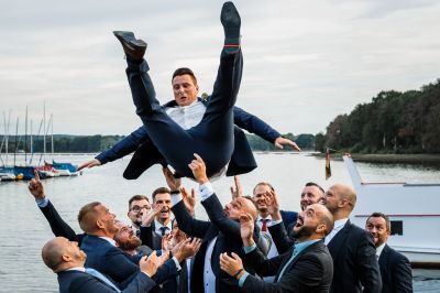 Hoch soll er leben... / Menschen  Fotografie von Fotograf Ruhrpics Hochzeitsfotografie by M. Tiemann | STRKNG