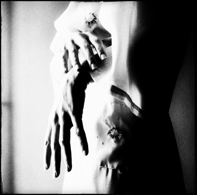 touch / Schwarz-weiss  Fotografie von Fotografin Narnya Imbrin ★8 | STRKNG