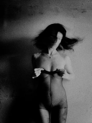 how deep is the ocean / Portrait  photography by Photographer Narnya Imbrin ★9 | STRKNG