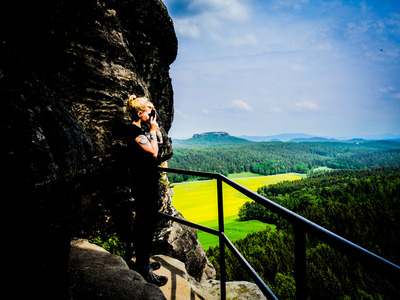 Girl taking a photo / Landscapes  Fotografie von Fotograf Lutze Wild | STRKNG