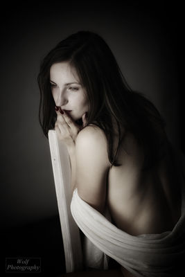 LOOK OVER THE SHOULDER / Portrait  photography by Photographer Wolf Anders Photography ★6 | STRKNG