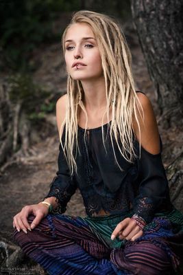 peace / Portrait  photography by Model Mad Mel ★9 | STRKNG