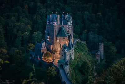 Burg Eltz at sunset / Nacht  Fotografie von Fotograf Stefan Franziskus (sfPhotogrphr) | STRKNG