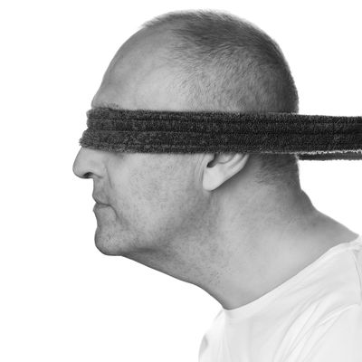 Blindfold / Portrait  photography by Photographer Jurgen Beullens | STRKNG