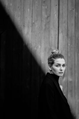 aline / Portrait  photography by Photographer Marc Elgo ★9 | STRKNG