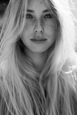 Nathalie / Portrait  photography by Photographer Alexander Steger ★22 | STRKNG