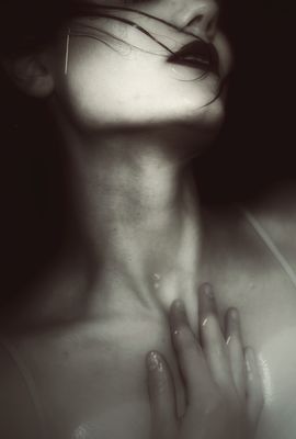 Waters Of Sorrow / Schwarz-weiss  Fotografie von Fotografin Ritsa Votsi ★8 | STRKNG