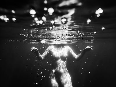 Drowning / Schwarz-weiss  Fotografie von Fotograf Reahnima ★8 | STRKNG