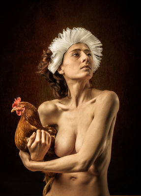 Portrait mit Huhn / Konzeptionell  Fotografie von Fotograf Christian Meier ★9 | STRKNG