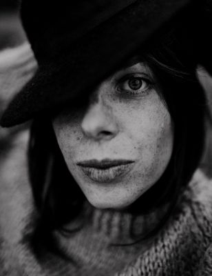 Freckles / Schwarz-weiss  Fotografie von Fotografin Andrea Grzicic ★2 | STRKNG