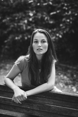 Julia / Schwarz-weiss  Fotografie von Fotograf Torsten Schmidt ★1 | STRKNG