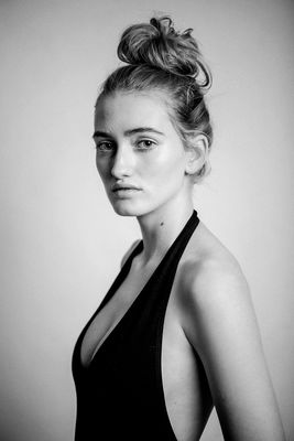 Laura / Portrait  photography by Photographer Michael Wittig ★10 | STRKNG