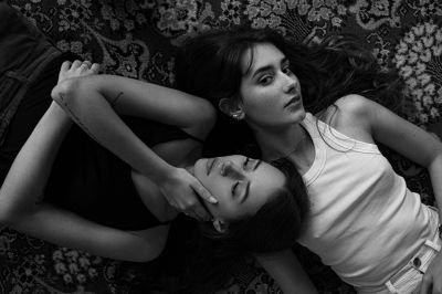 Ida &amp; lucia / Schwarz-weiss  Fotografie von Fotograf Schnaps &amp; Schuss ★5 | STRKNG