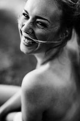 Annika / Black and White  photography by Photographer Franziska Korries Fotografie ★31 | STRKNG