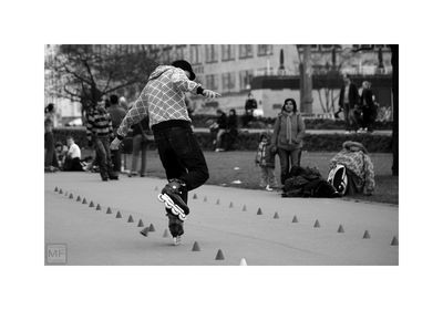 the flying hat / Street  Fotografie von Fotograf Der Foto-Graf | STRKNG