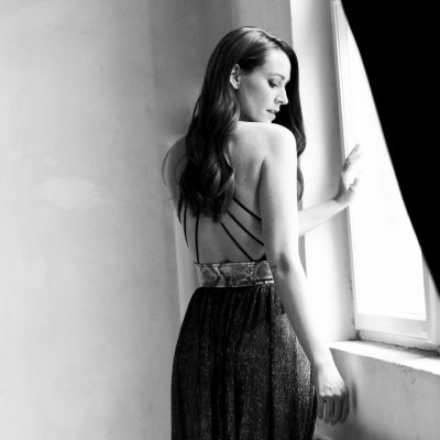 Cindy in windowlight / Mode / Beauty  Fotografie von Fotograf Projektfeed ★10 | STRKNG