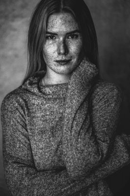 Naya / Schwarz-weiss  Fotografie von Fotograf Ralph Derksen Fotografie ★5 | STRKNG