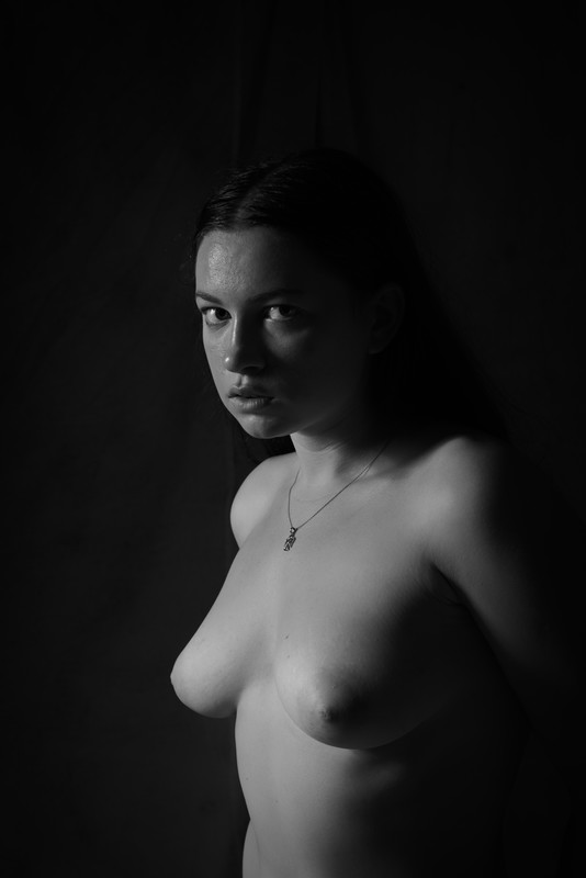 Shy girl posing nude - &copy; Acqua&amp;Sapone | Nude