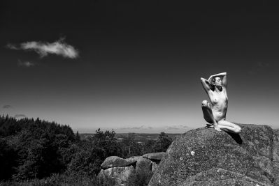 nude on a rock / Schwarz-weiss  Fotografie von Fotograf Acqua&amp;Sapone ★14 | STRKNG
