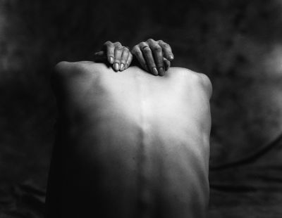 Hands and Spine / Schwarz-weiss  Fotografie von Fotograf Acqua&amp;Sapone ★12 | STRKNG